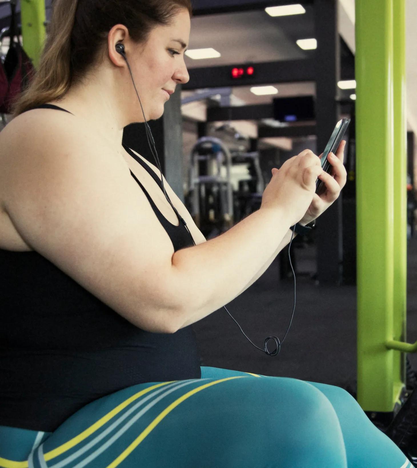 Woman in her thirties who is part of Verily’s consented community on cardiometabolic condition research, working out at a gym.